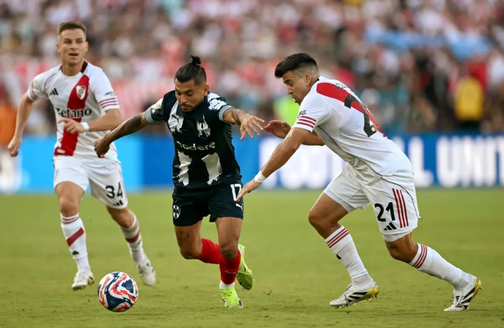 Cả River Plate và Monterrey đều có những tình huống vào bóng nguy hiểm.