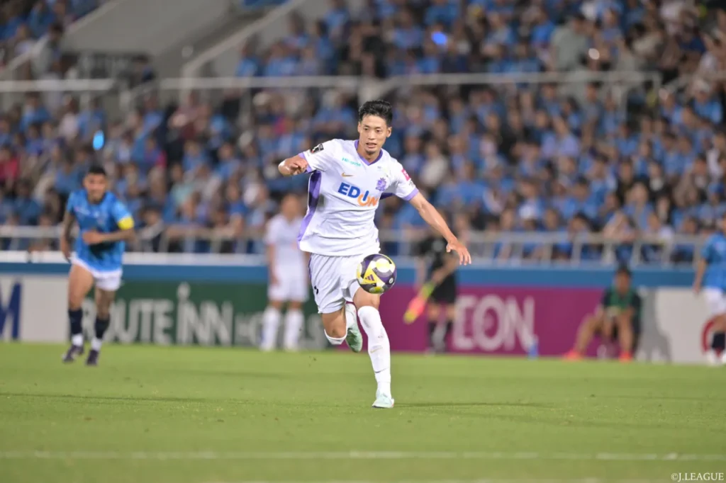 Sanfrecce Hiroshima vùi dập Yokohama FC 4-0, thu hẹp cách biệt với nhóm dẫn đầu. 