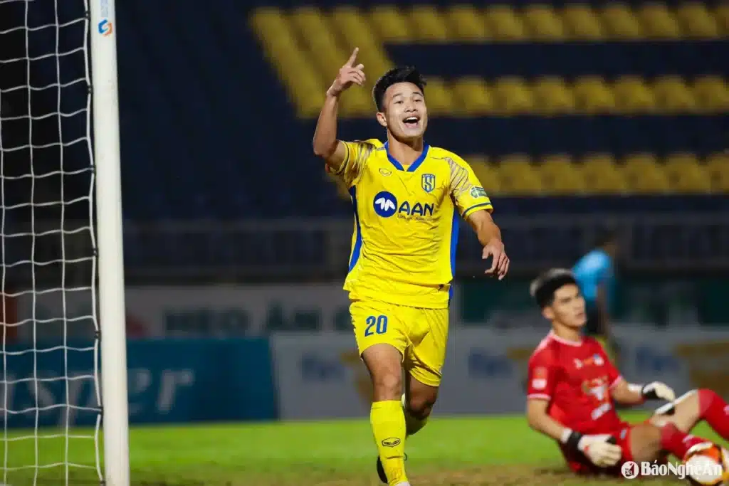 Cơ hội trụ hạng của SLNA là rất cao. 