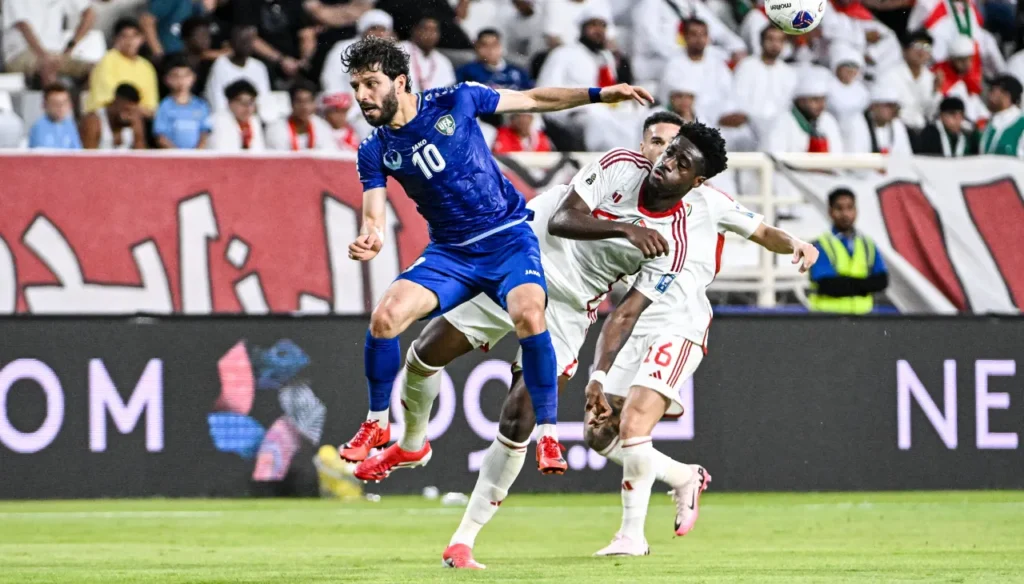 Uzbekistan (áo xanh) có lần đầu tiên góp mặt tại World Cup 2026. 