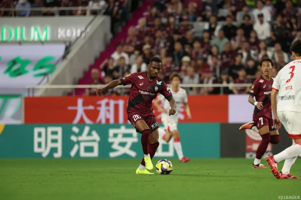 Thắng ấn tượng ở vòng 20 J-League 2025, Vissel Kobe chỉ còn cách đội xếp thứ hai 4 điểm. 