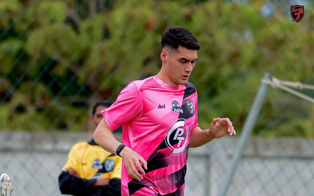 Adrian Ugelvik khoác áo CLB Prachuap FC khi quyết định thử sức tại Thai League 2025/26.