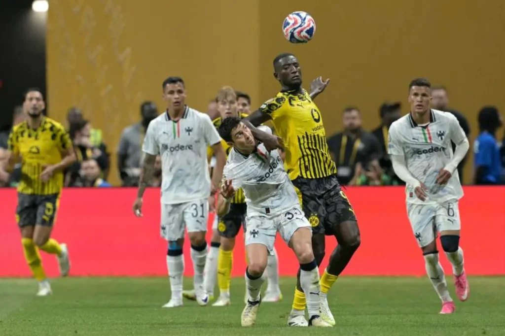 Serhou Guirassy lập cú đúp giúp Dortmund thẳng tiến vào tứ kết. 