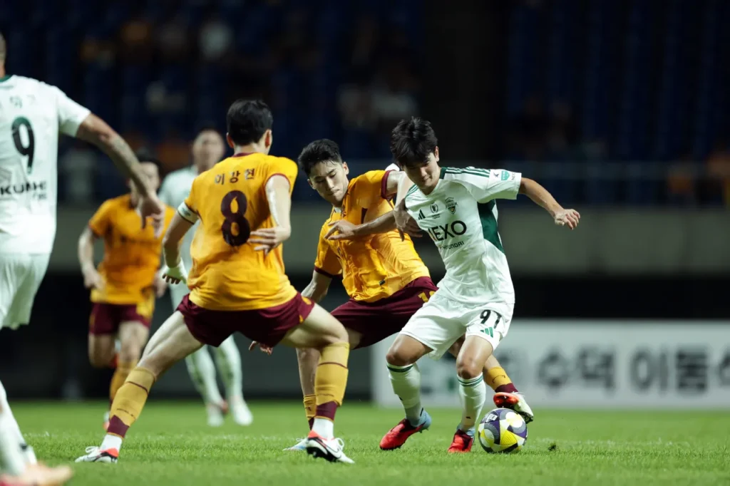 Jeonbuk "một mình một ngựa" trong cuộc đua vô địch. 