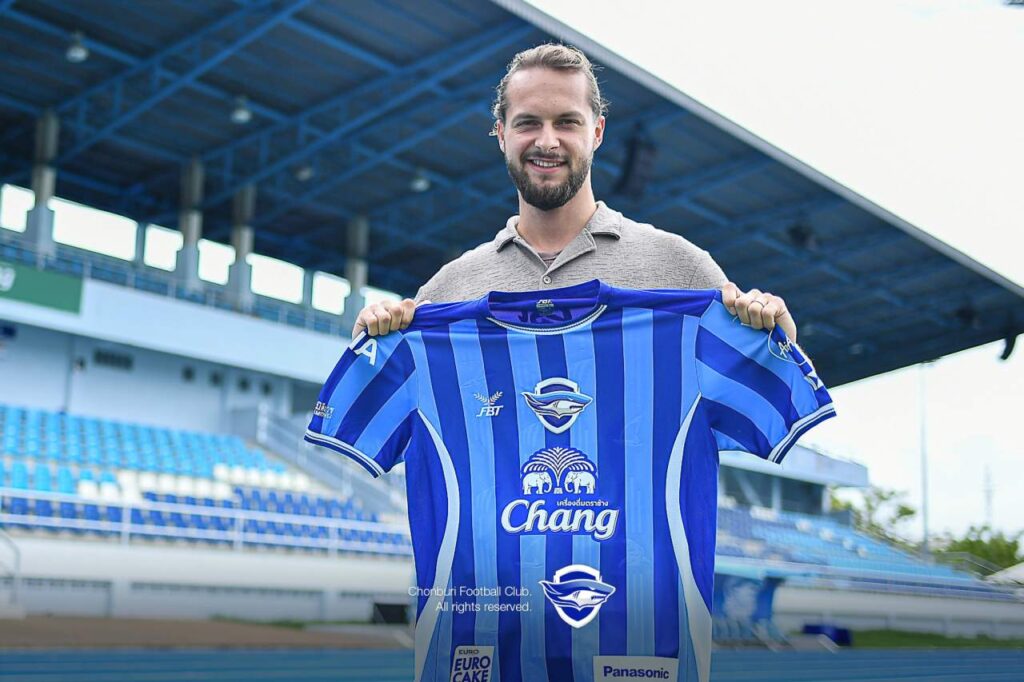 Oege-Sietse van Lingen đầu quân cho Chonburi FC trong mùa giải 2025/26. 