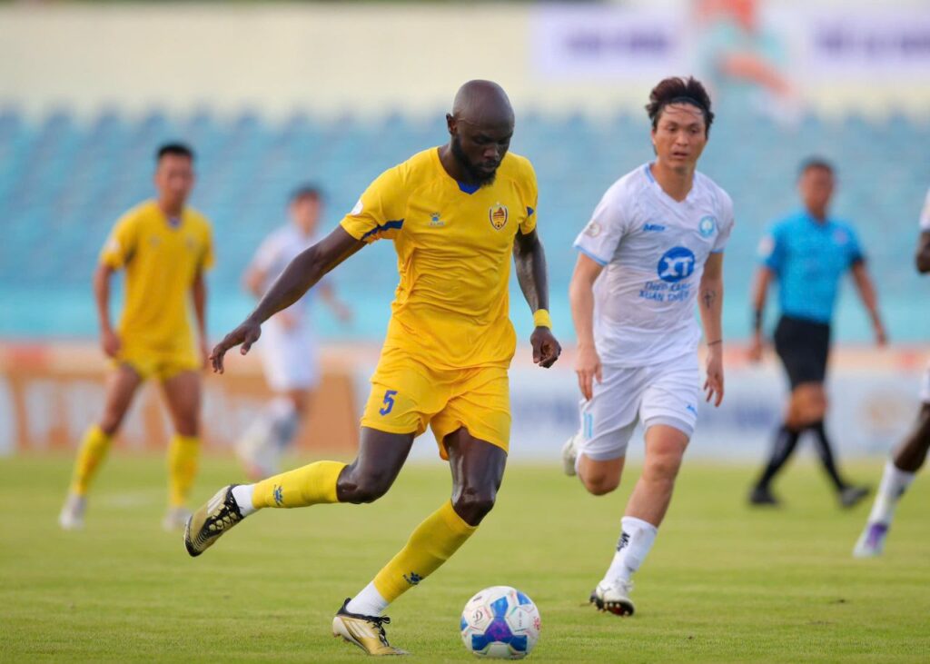 Quảng Nam FC sẽ sáp nhập vào SHB Đà Nẵng mùa giải V-League 2025/26 gây tiếc nuối. 