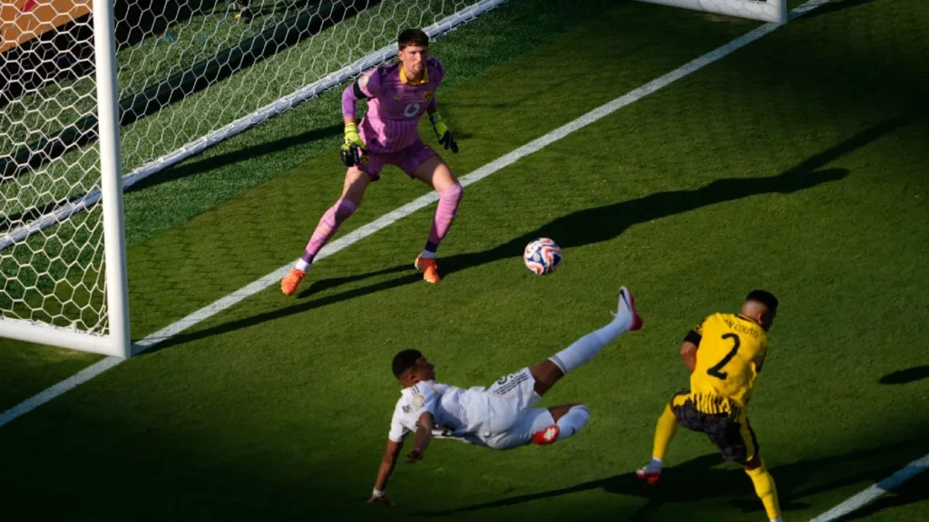 Mbappe lập siêu phẩm trong chiến thắng của Real Madrid, Tứ Kết Club World Cup 2025