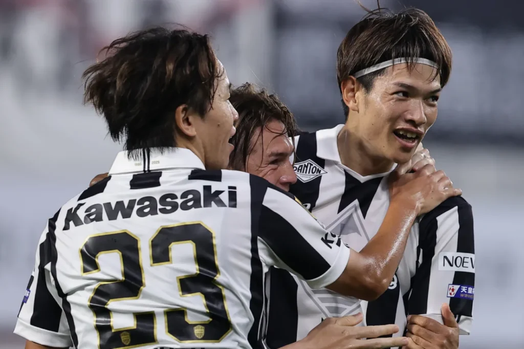Vùi dập Shonan Bellmare 4-0, Vissel Kobe quay trở lại cuộc đua vô địch. 