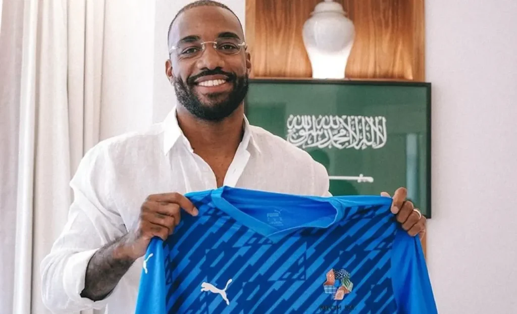Lacazette là tân binh đáng chú ý của NEOM SC. 