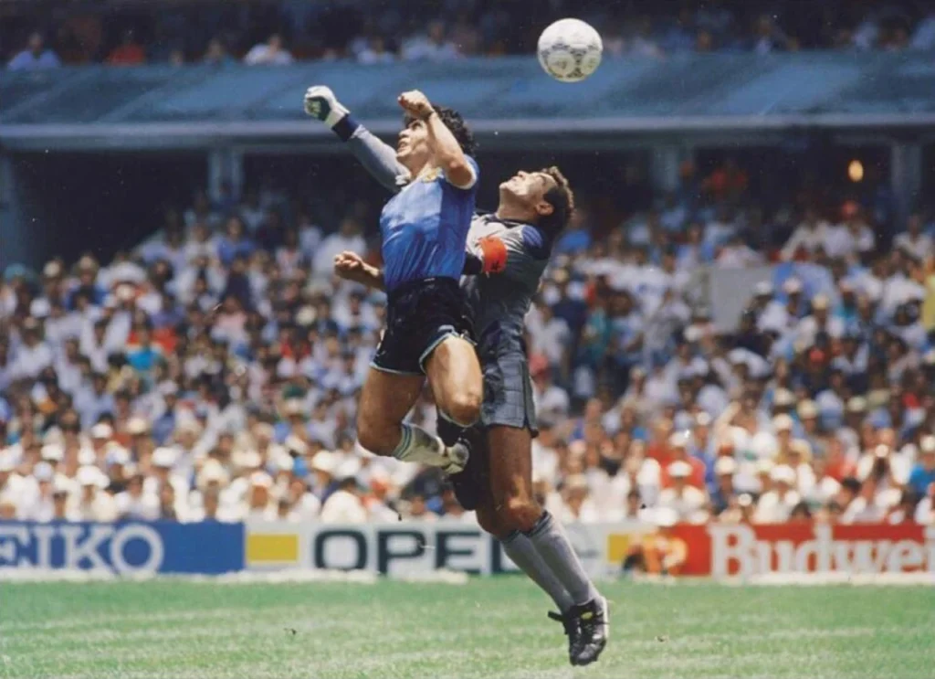 Bàn thắng gây tranh cãi của Maradona tại World Cup 1986. 
