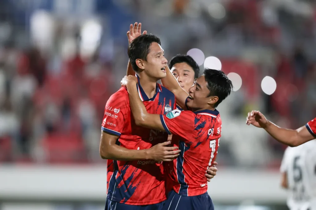 Gimcheon Sangmu vùi dập FC Seoul, có trận thắng đậm nhất vòng 26.