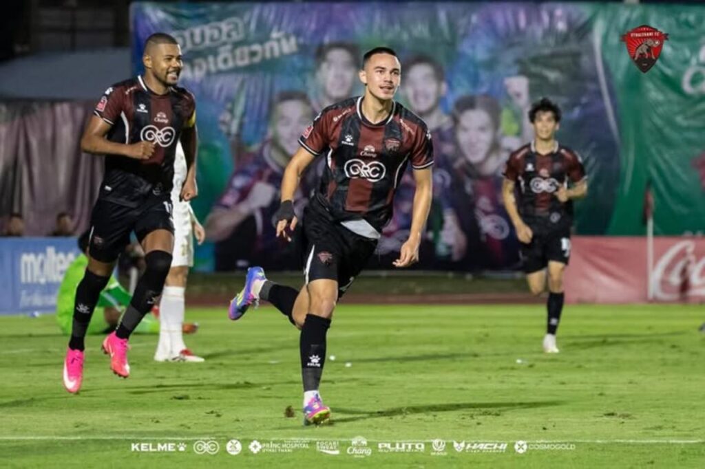 James Beresford là mảnh ghép không thể thiếu trong hàng phòng ngự của Uthai Thani FC. 