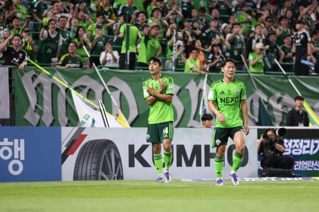 Thắng dễ Daegu, Jeonbuk tiếp tục "một mình một ngựa" trong cuộc đua vô địch. 