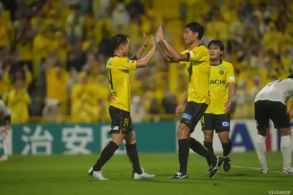 Thắng Shonan Bellmare, Kashiwa Reysol tiếp tục đua vô địch.