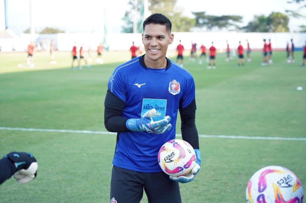 Michael Falkesgaard tái xuất Thai League 2025/26, đầu quân cho Port FC.