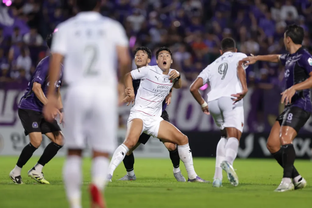 Pohang có được trọn vẹn 3 điểm trước FC Anyang nhờ lợi thế hơn người.