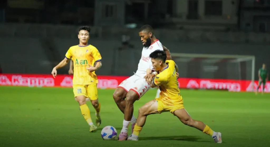 Hải Phòng có được 3 điểm trước SLNA để leo lên top 4.