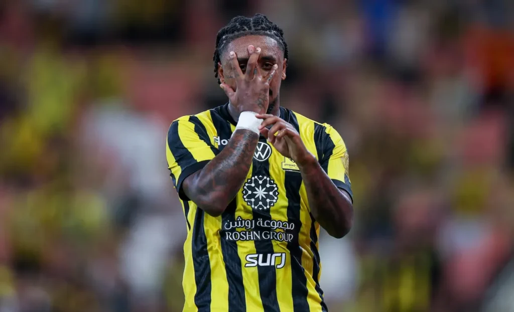 Steven Bergwijn toả sáng mang về 3 điểm cho Al Ittihad. 