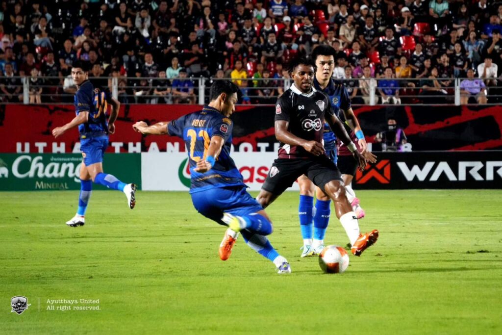 Tân binh Ayutthaya vùi dập đội nhà Uthai Thani với tỷ số cách biệt 4-1. 