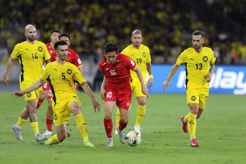 Có đến 7 cầu thủ Malaysia được sử dụng trái phép trong trận thắng 4-0 Việt Nam.