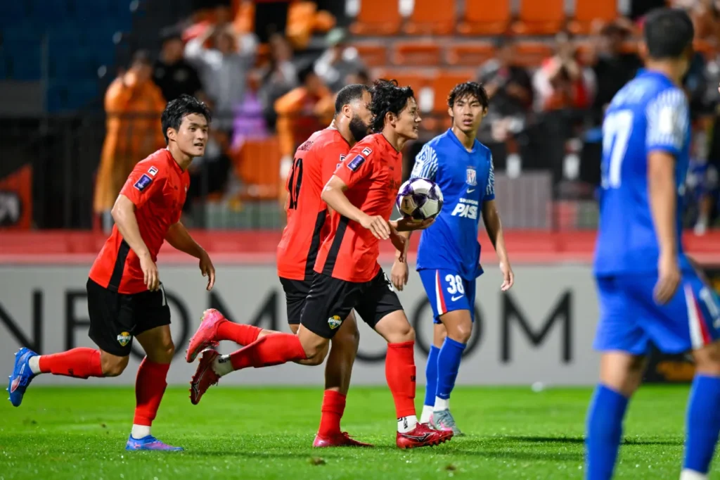 Gangwon FC có màn debut ấn tượng trước Thân Hoa Thượng Hải. 
