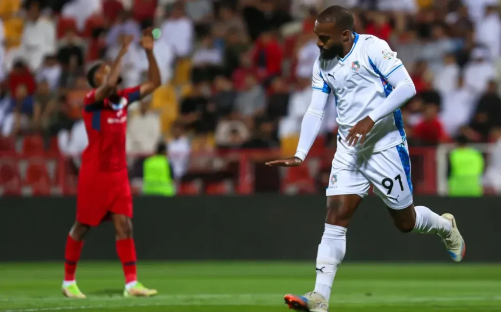Lacazette lâp công mang về chiến thắng đầu tiên cho NEOM SC trong lịch sử đội bóng.