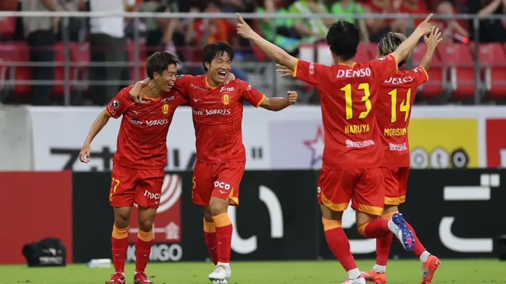 Chơi thiếu người trong hiệp 2, Nagoya Grampus vẫn xuất sắc bảo toàn 3 điểm. 
