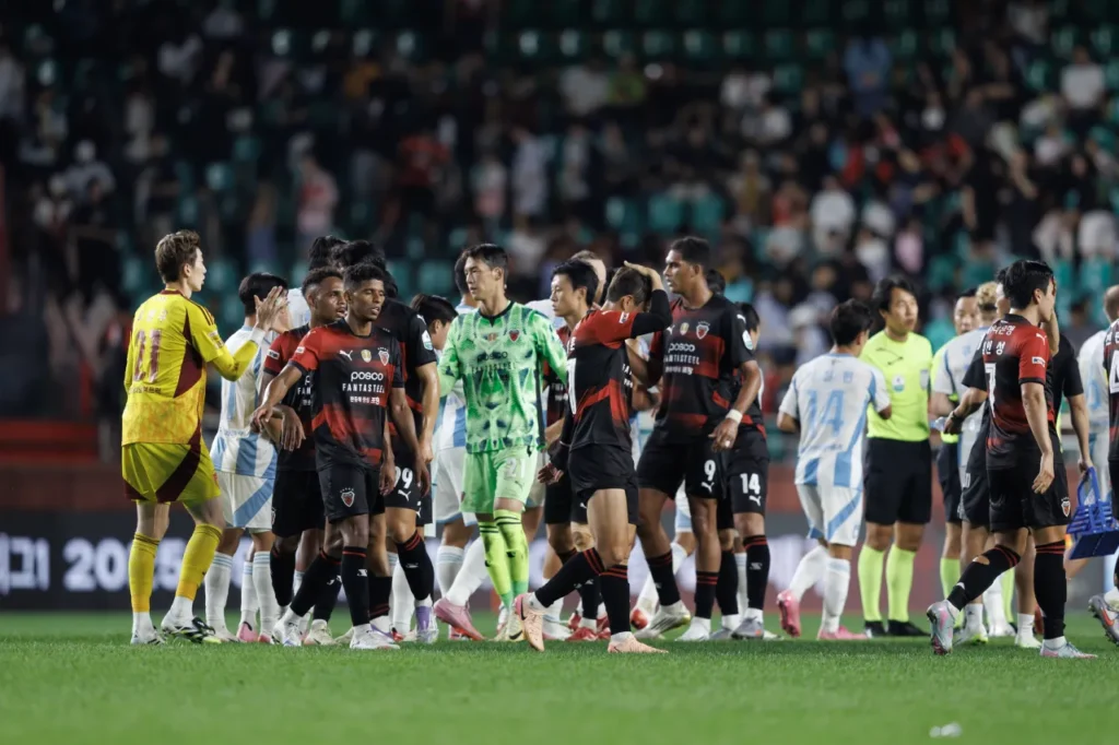 Pohang Steelers chia điểm với Ulsan HD trong trận cầu có kết quả 1-1. 