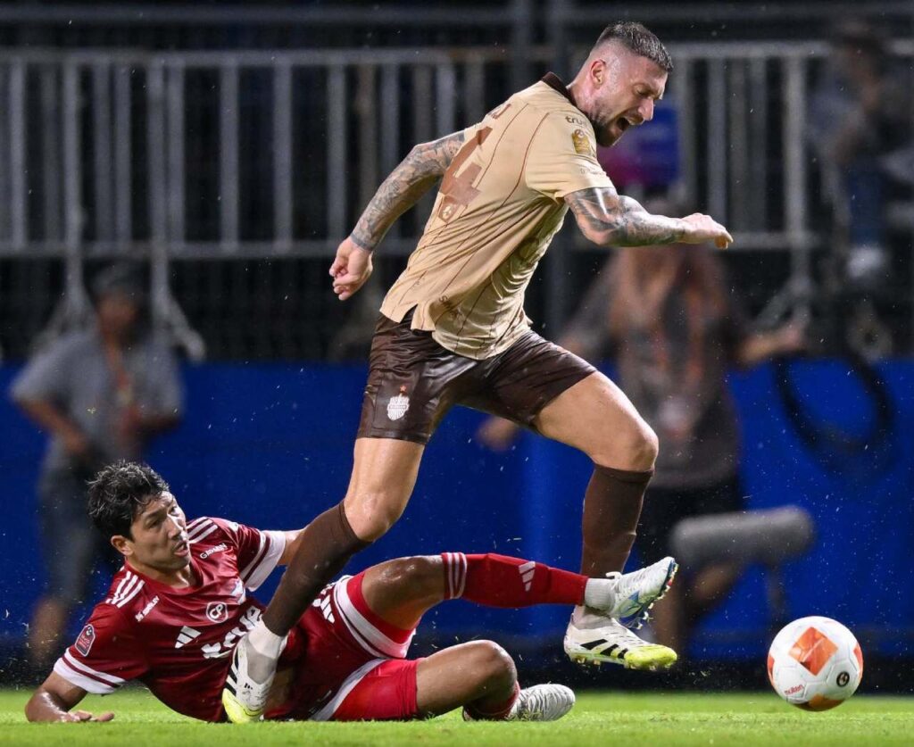 Buriram United nối dài chuỗi 5 trận thắng liên tiếp sau khi đánh bại True Bangkok United 2-1. 