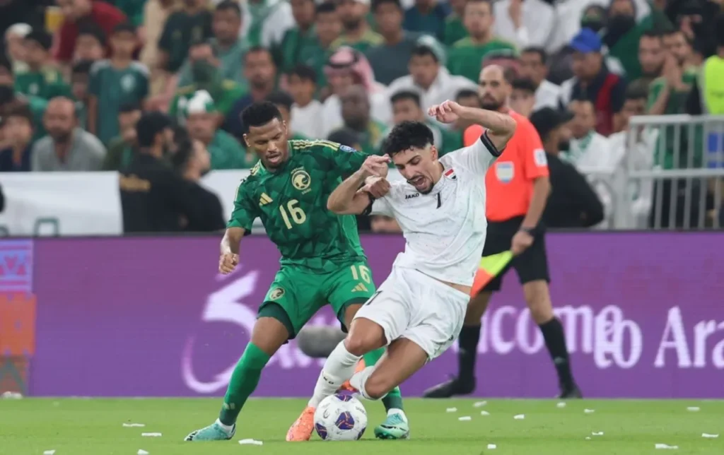 Đội tuyển Ả Rập Xê Út (áo xanh) chính thức giành vé tham dự World Cup 2026. 