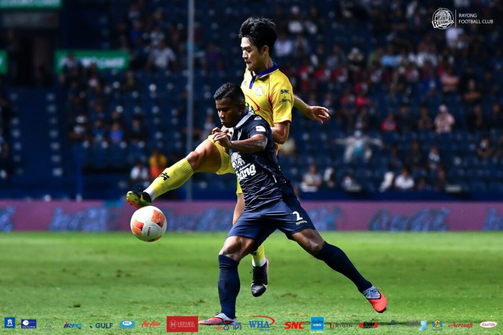 Buriram United vượt qua Rayong FC với tỷ số sát nút 2-1, giữ vững ngôi đầu bảng Thai League 2025/26