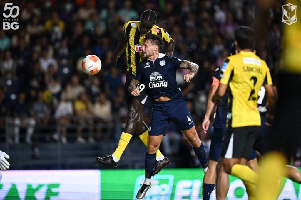Buriram United mất chuỗi thắng sau trận hòa kịch tính 2-2 với BG Pathum United.