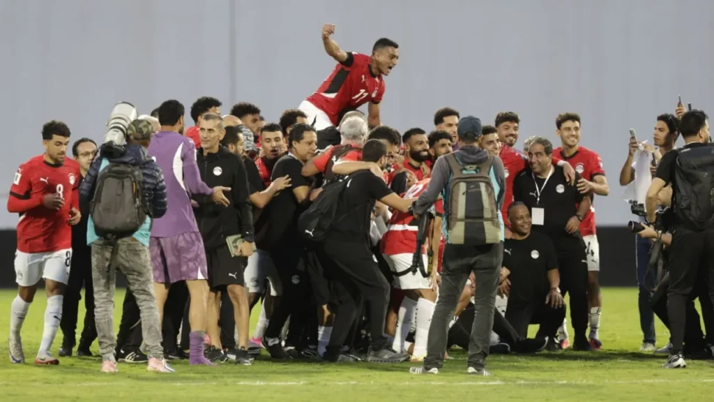 Các cầu thủ Ai Cập vui mừng sau khi giành vé dự World Cup 2026. 