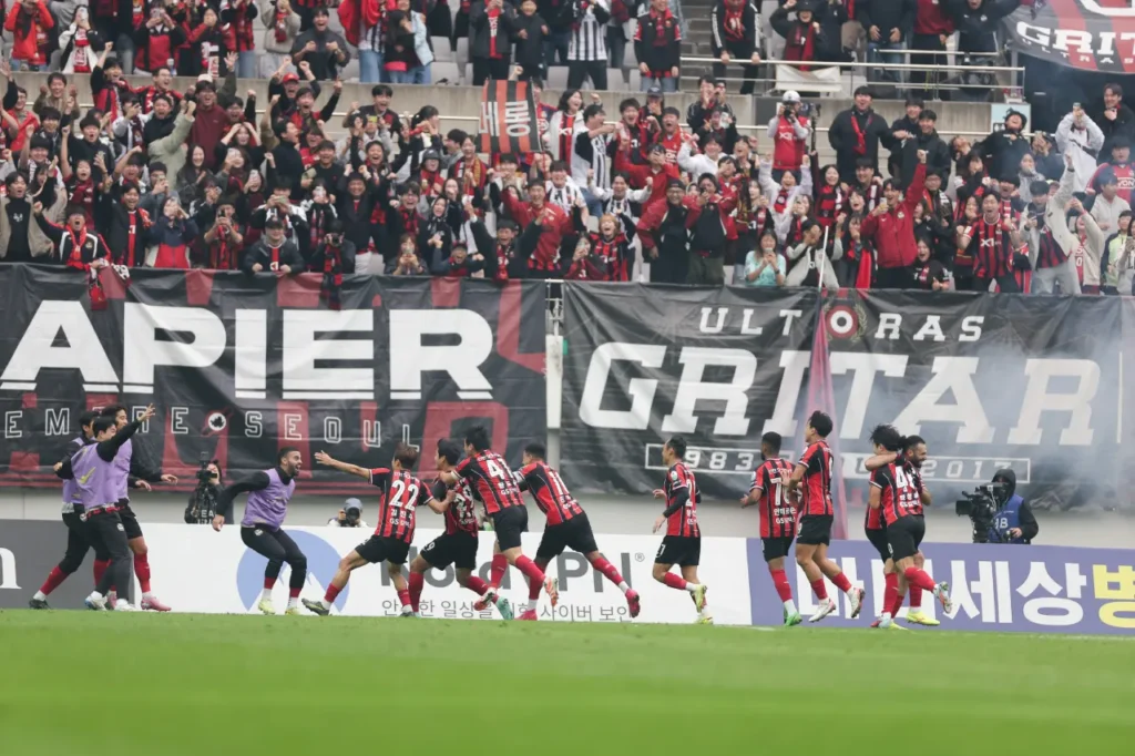 Đánh bại Gangwon, FC Seoul vẫn còn nguyên cơ hội trong top 4. 
