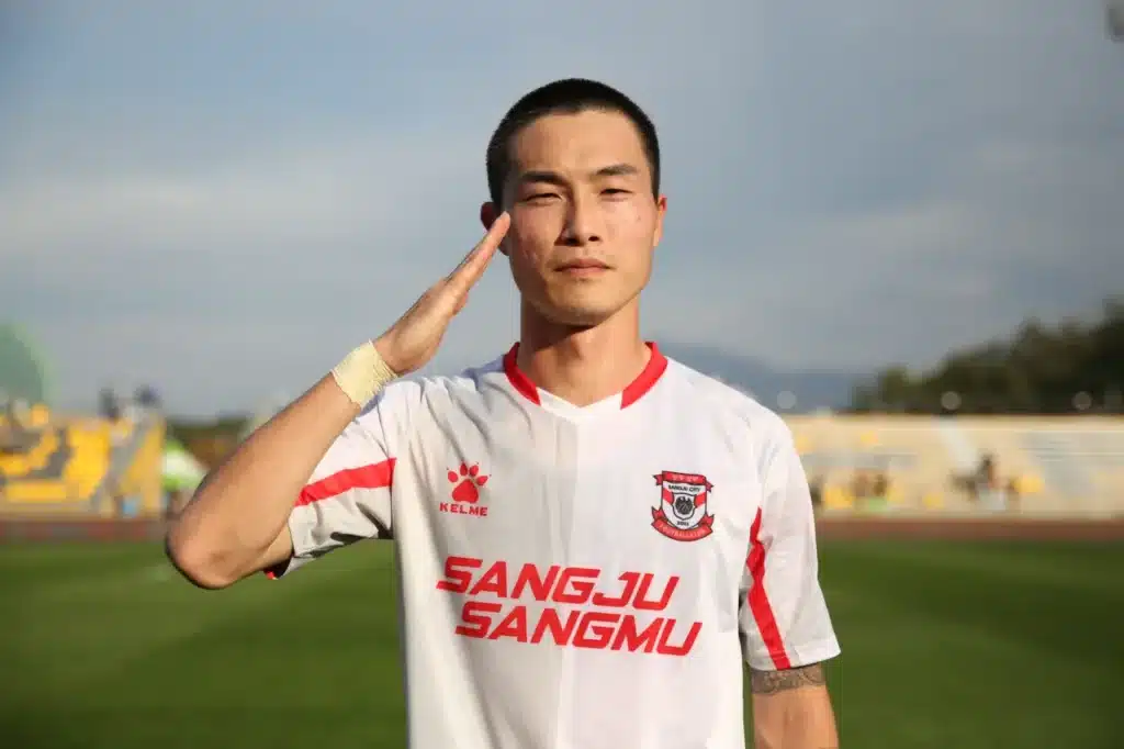 Các cầu thủ của Gimcheon Sangmu hầu hết là những người đang trong độ tuổi thực hiện nghĩa vụ quân sự.