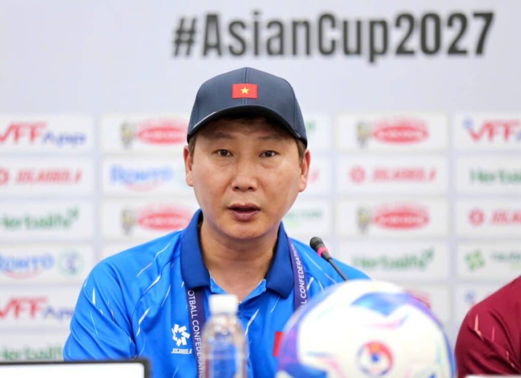 HLV Kim Sang-sik phát biểu tôn trọng mọi phán quyết từ FIFA về vụ việc của Malaysia trong buổi họp báo.