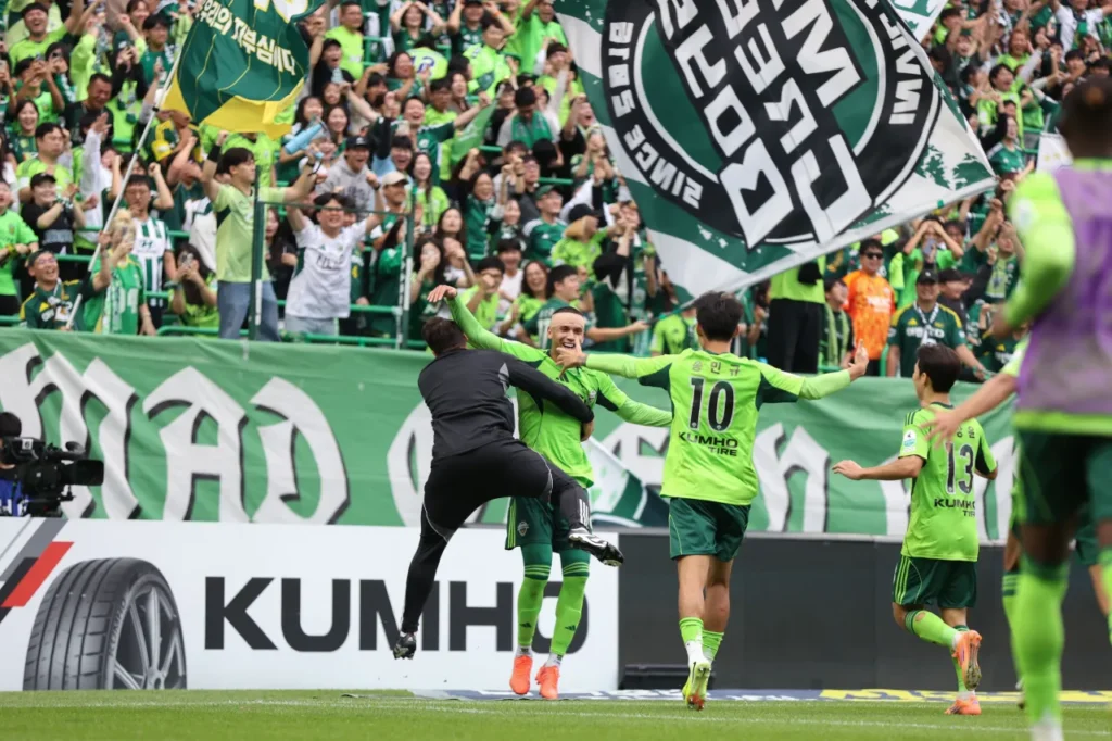Jeonbuk đánh bại Suwon, chính thức vô địch K-League lần thứ 10 liên tiếp.