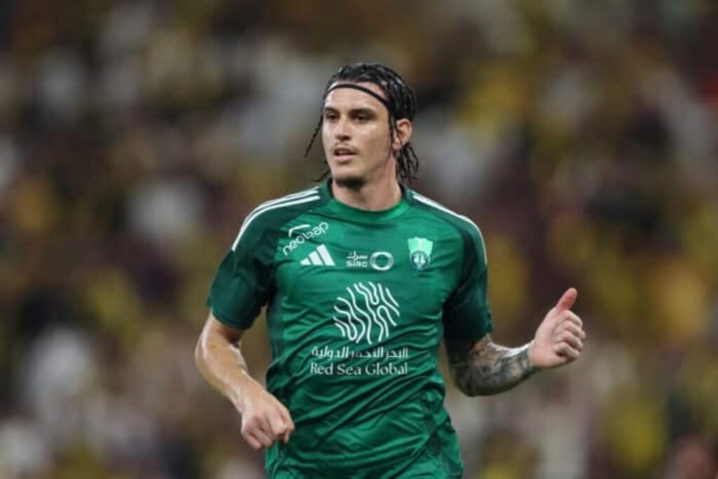 Roger Ibañez là trụ cột hàng thủ của Al-Ahli trong những mùa giải gần đây.