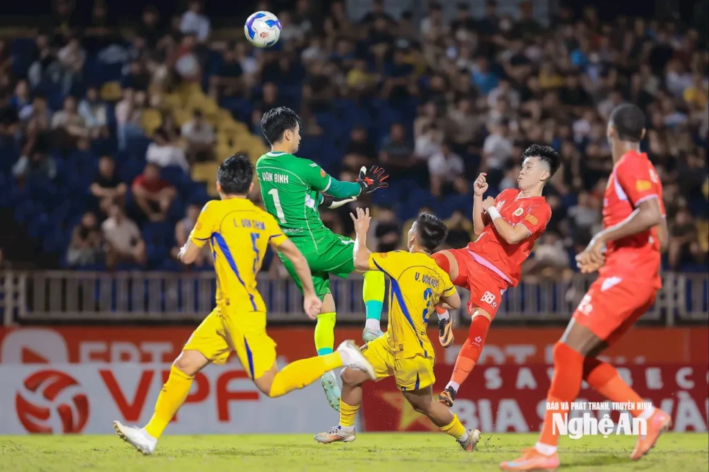 Thi đấu quả cảm, SLNA có được 1 điểm trước CAHN. 