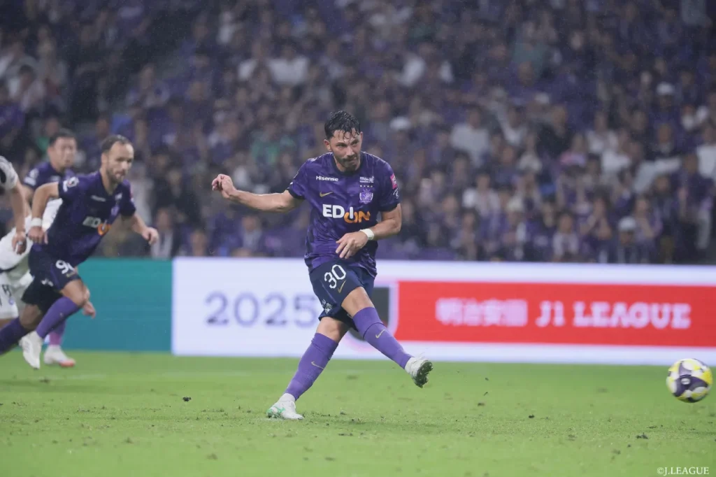 Torgay Arslan ghi bàn thắng vàng mang về 3 điểm cho Sanfrecce. 