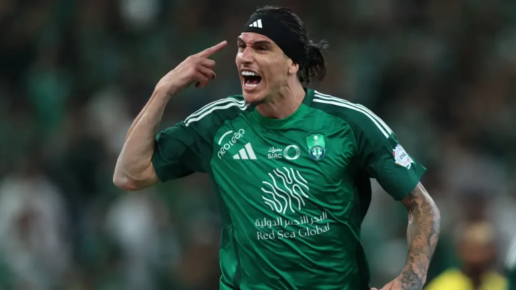 Roger Ibañez đang là sự lựa chọn không thể thay thế ở hàng thủ Al Ahli. 