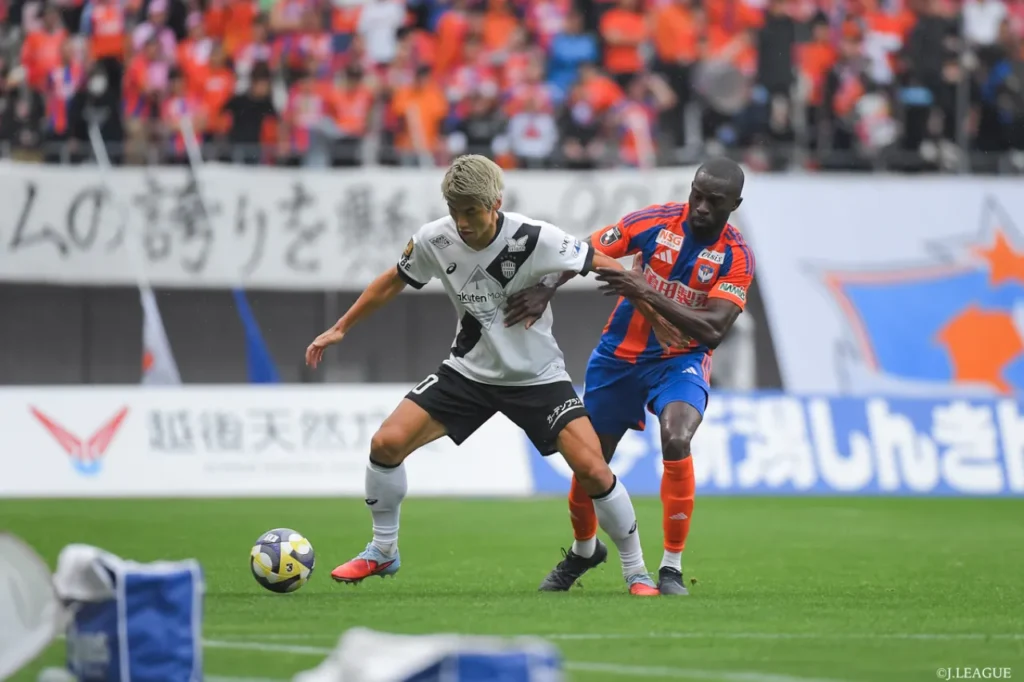 Dẫn trước đến 2 bàn, Vissel Kobe vẫn không thể có được thắng lợi trước Albirex.