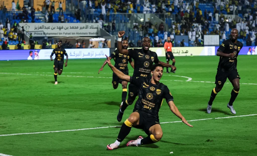 Al Ittihad xuất sắc giữ lại 1 điểm trong thế bị dẫn trước 4 bàn.