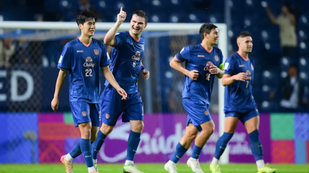 Buriram thể hiện đẳng cấp trước Shanghai Port bằng chiến thắng 2-0.