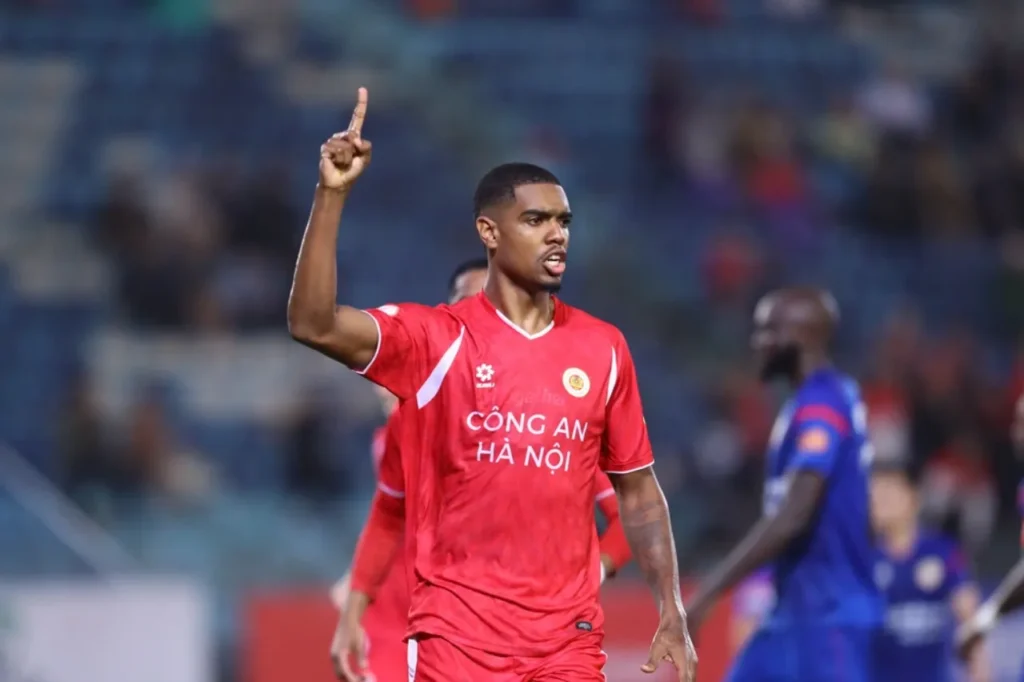 CAHN phả hơi nóng vào gáy Ninh Bình với chiến thắng ở vòng 9 V-League 2025/26.