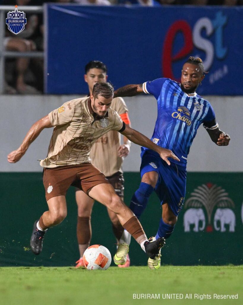 Chonburi có chiến thắng sân nhà đầu tiên khi bất ngờ đánh bại Buriram United 4-2.