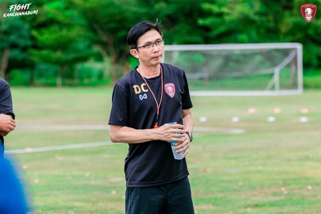 HLV Dusit Chalermsang là huấn luyện viên đầu tiên mất việc tại giải đấu Thai League 2025/26.