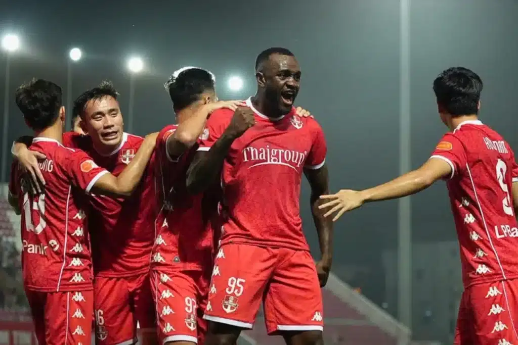 Hải Phòng thắng ấn tượng ở vòng 10, leo lên vị trí thứ 3.