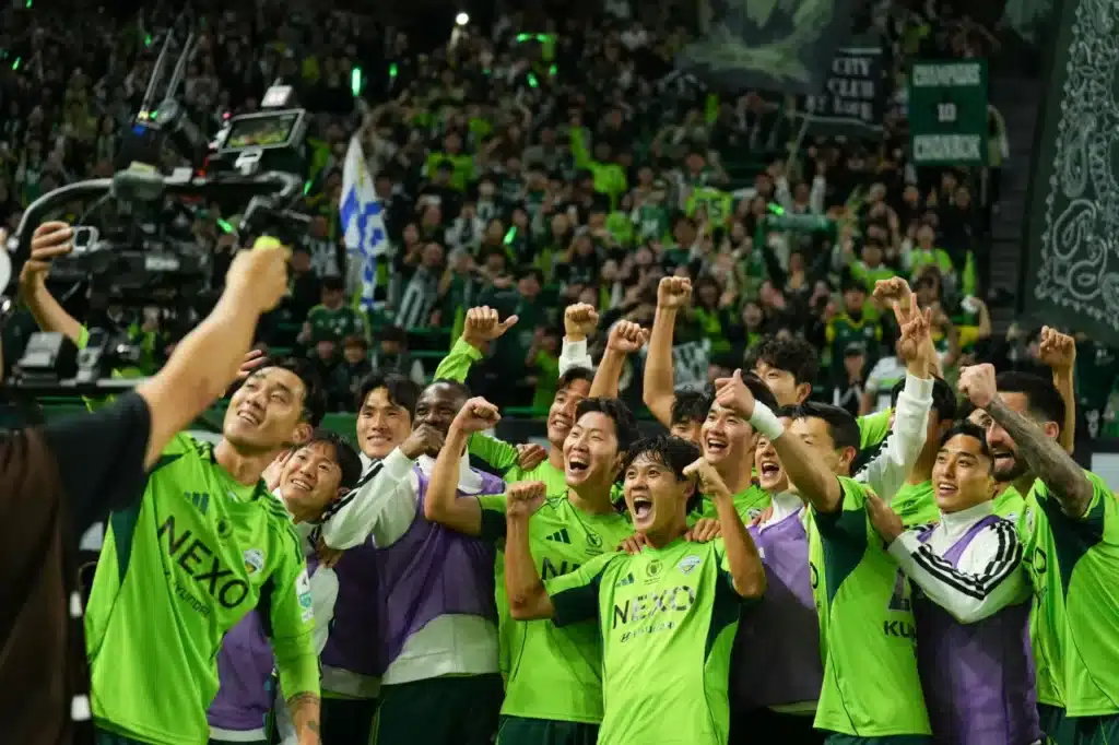 Jeonbuk đánh bại Daejeon với tỉ số 3-1, đánh dấu màn đăng quang mãn nhãn trên sân nhà.