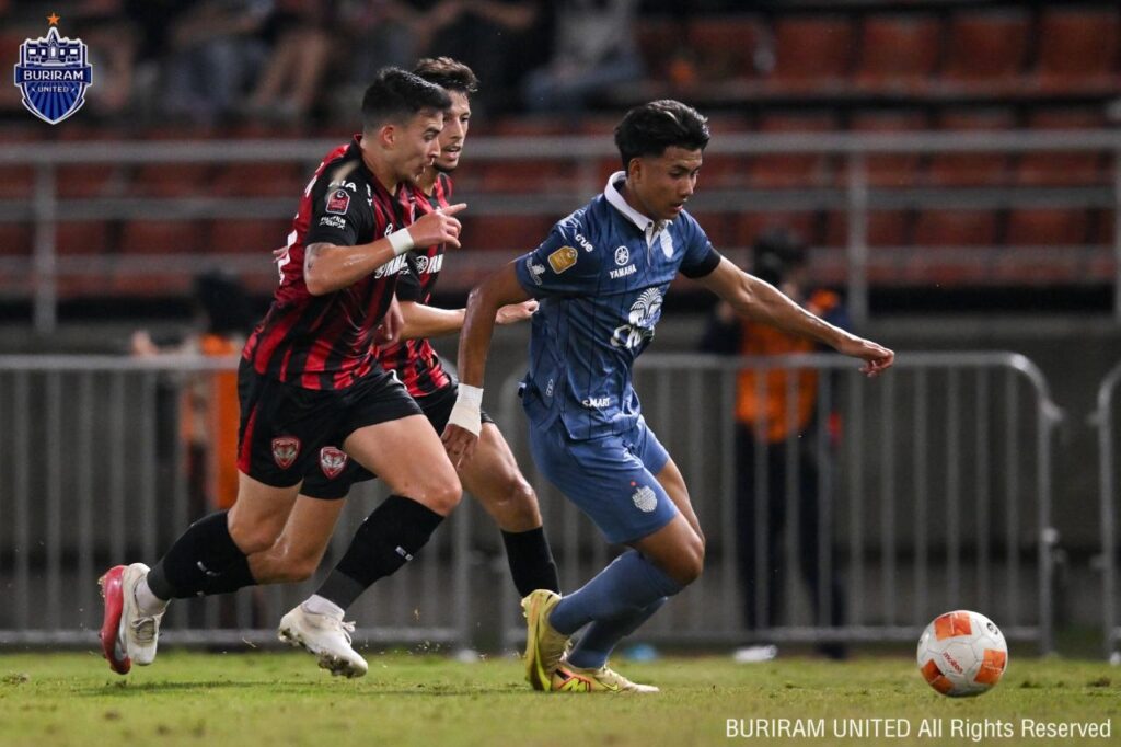 Buriram United củng cố ngôi đầu Thai League sau khi đè bẹp Muangthong United 5-0